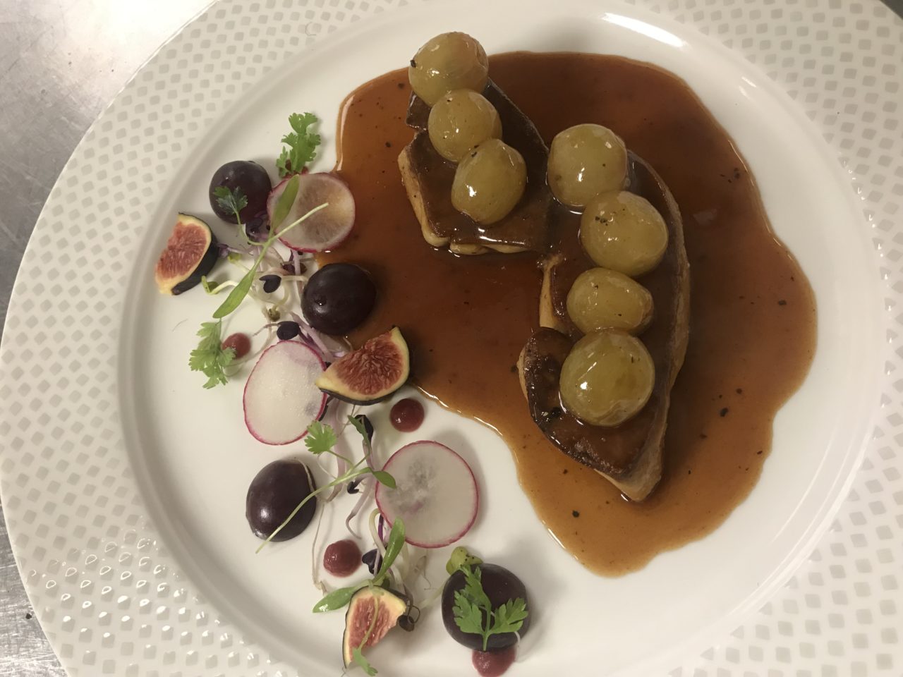 Restaurant-Les-Fines-Herbes-foie-gras-poele-au-raisin