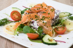Salade de saumon fumé au Restaurant Les Fines Herbes à Epinal